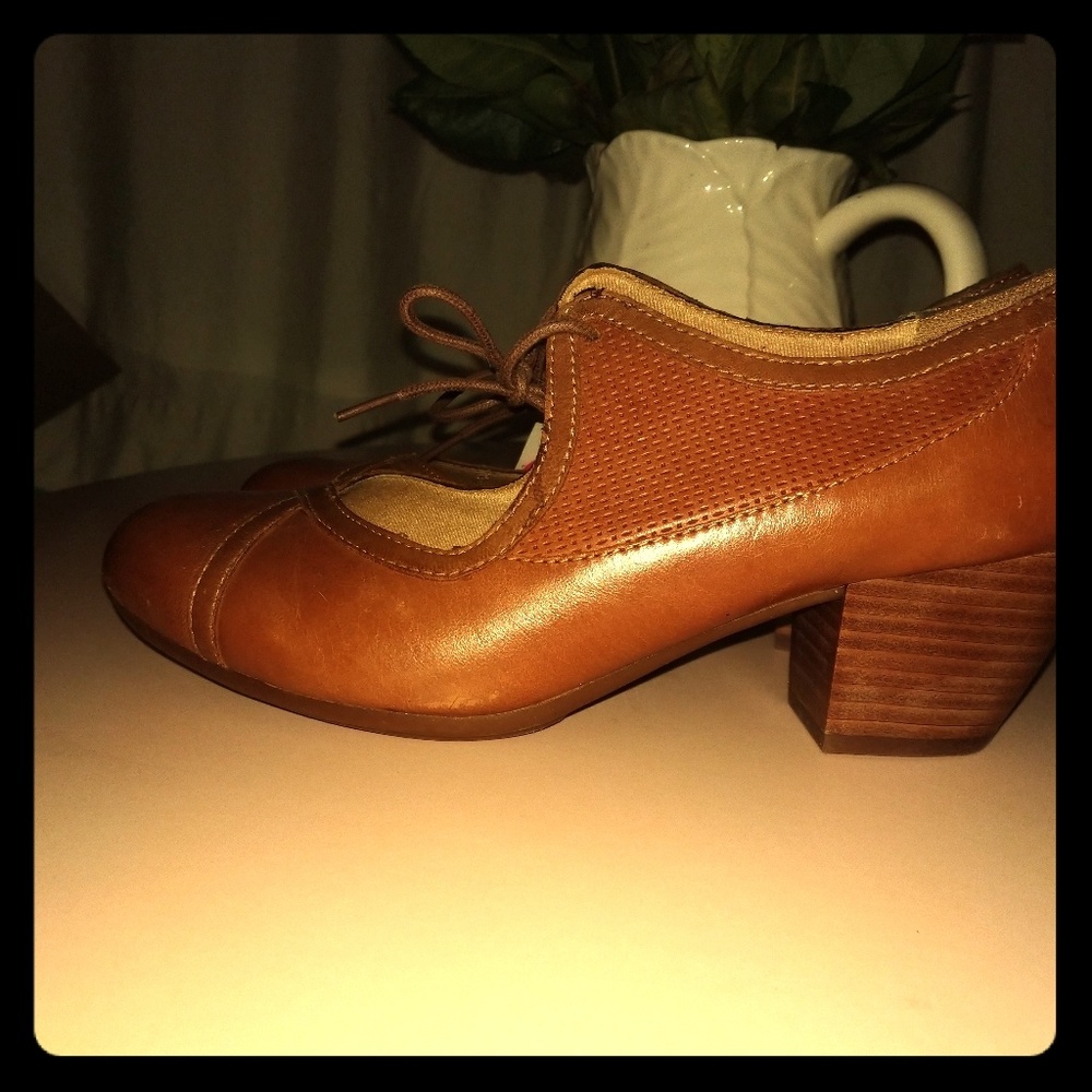 BNWT Comfortiva Brown Leather Almyra Pump 8W